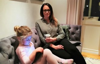 Bildet viser Kristin Bjørgan med datteren
