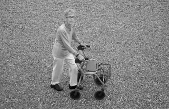 Eldre kvinne med rullator