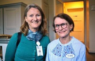 Sykepleierne Lise Trand og Anne Blaafladt smiler og ser i kamera