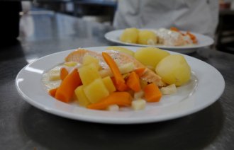 Bildet viser tallerken med varm middag på.