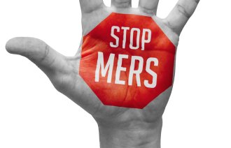 Bildet viser en hånd med grafisk stoppskilt som det står "stop mers" på