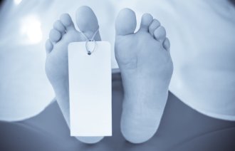 Obduksjon Bilde av føtter på obduksjonstralle med lapp på tåa