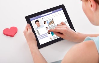 Bildet viser en kvinne som er på en online datingapp.