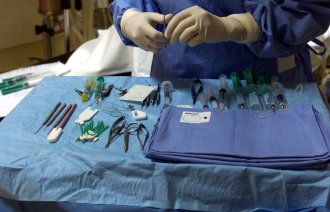 Nærbilde av brett med operasjonsinstrumenter