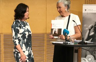 Solveig Horne, barne og likestillingsminister og Ann-Kristin Olsen, leder av Barnevoldsutvalget.