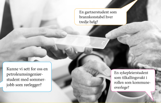 Bildet viser en sykepleier som gir medisiner til en eldre dame fra en dosett