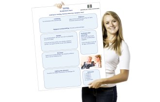 Bildet viser en ung kvinne som står og holder en poster