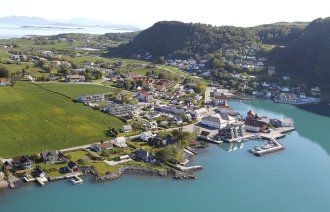 Bildet viser flyfoto over Vikevåg sentrum i Rennesøy kommune