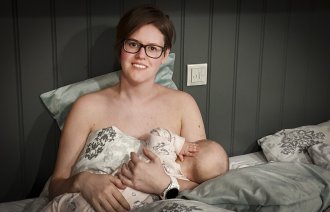 Bildet viser Caroline Åkerøy som ammer datteren sin
