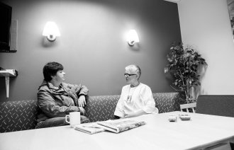 Sykepleier i samtale med pasient