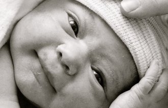 Baby Bildet viser en nyfødt baby.