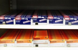 Bildet viser pakninger med smertestillende tabletter, som Paracet og Ibux, i en hylle