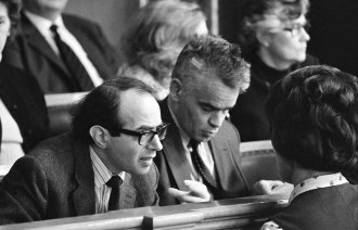 Bildet er i svart-hvitt fra 1974 og viser Gro Harlem Brundtland i samtale med helsedirektør Torbjørn Mork og lege Berthold Grünfeld