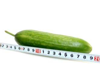 Illustrasjonfoto av en agurk ved siden av målebånd