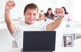 bildet viser glad student