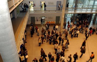 Viser studenter som går rundt i aulaen på en høgskole/univeresitet