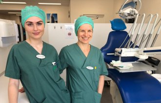 Sykepleierstudentene Synne M. Hovland og Runa Eilertsen har hatt kirurgisk praksis på Odontologisk fakultet.
