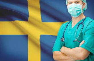 Svensk sykepleier med flagg i bakgrunnen