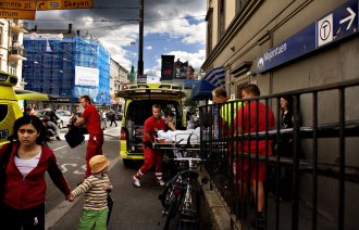 Bildet viser en ambulanse som kjører bort en gutt som har fått sjokk etter å ha bevitnet en t-baneulykke på Majorstuen stasjon i Oslo.