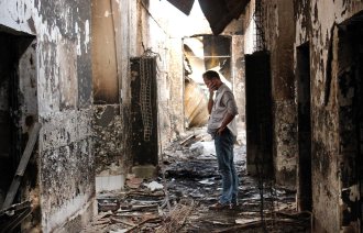 Bildet viser en ansatt fra Leger uten grenser som står inne i det utbombede sykehuset i Kunduz i Afghanistan.