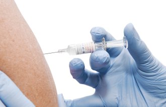 Bildet viser at det blir satt en sprøyte i en overarm.