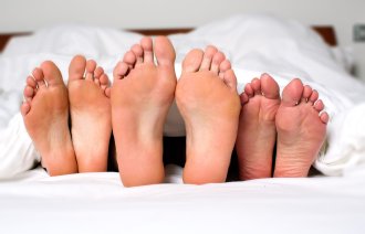 Trekant Tre par føtter under samme dyne