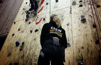 Bildet viser klatring i en innendørs klatrevegg