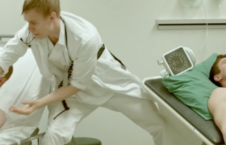 Bildet viser en lege som flyr mellom to pasienter i hver sin seng.