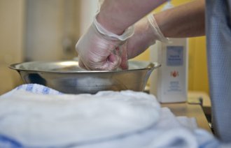 En pleier på en helseinstitusjon gjør klar til vasking av pasient.