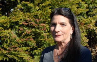 I over 20 år har Melinda Ashley Meyer DeMott brukt kunst- og uttrykksterapi for å hjelpe flyktninger med å ta grep om tilværelsen. Portrett av Melinda Ashley Meyer DeMott.