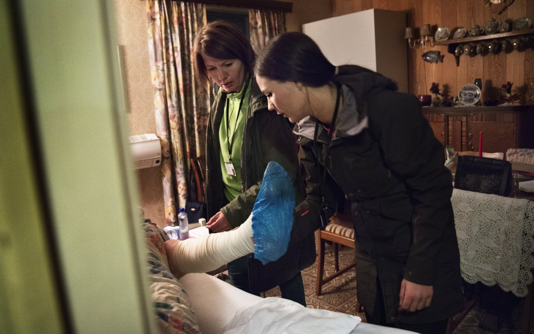 Går bra: Det har sluttet å blø, konstaterer helsefagarbeider Liv Espenes og sykepleier Annemarthe Arland. De ser til at pasienten har det bra.