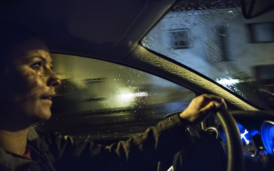 I sentrum i storbyen kan det bli hektisk, særlig i helgene. Annemarthe Aarland liker litt «action», men som verneombud er hun opptatt av sikkerheten. Her kjører hun bil.