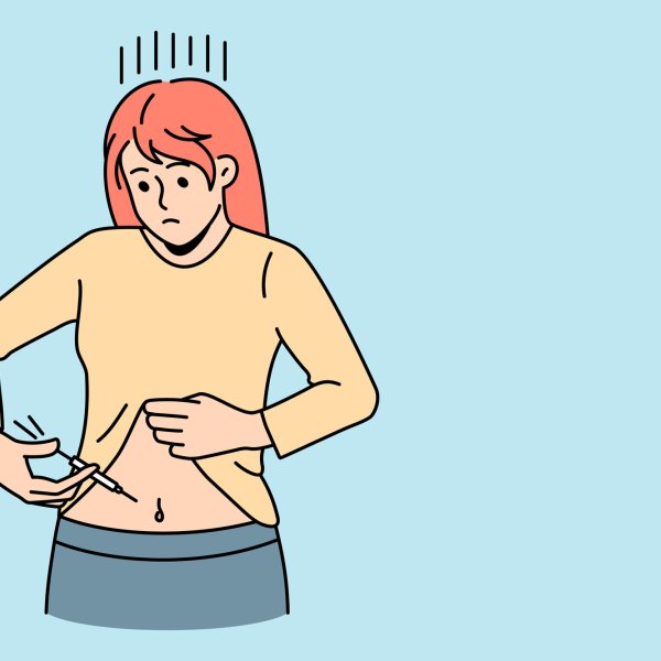 Illustrasjonen viser en kvinne som setter en sprøyte i magen.