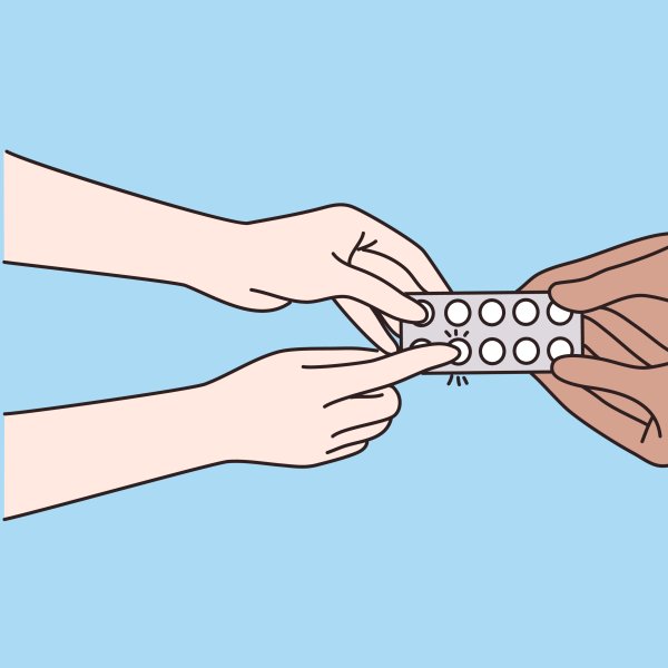 Illustrasjonen viser hender som holder i et brett med piller.