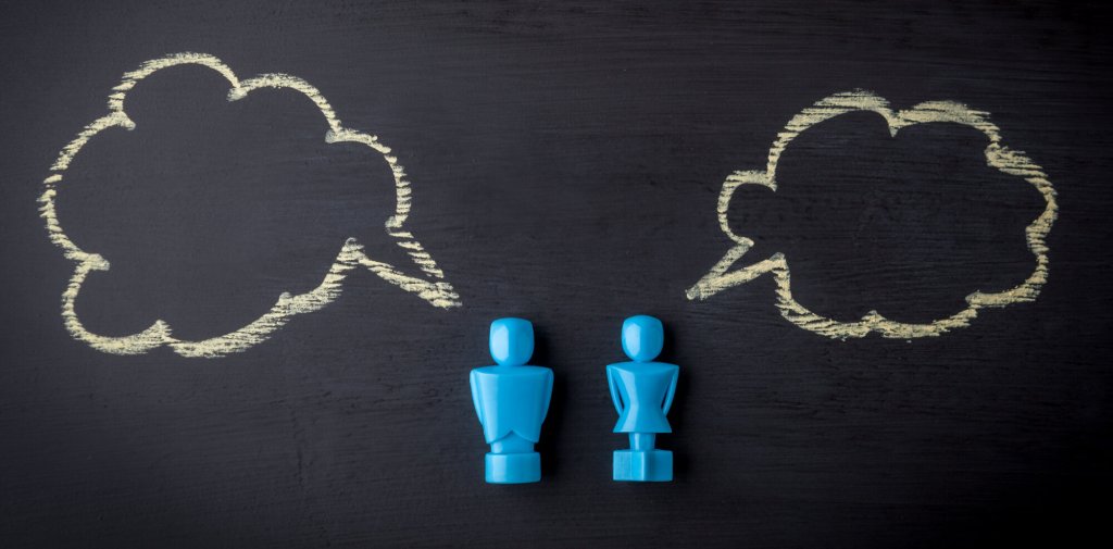 Figurer og snakkebobler Illustrasjon av to figurer og snakkebobler