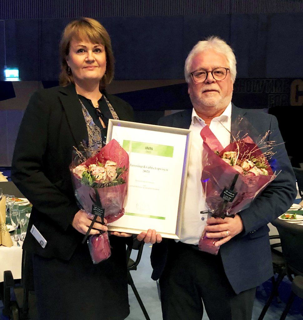 Bilde fra prisutdelingen da VR-medisinrommet fikk kvalitetspris