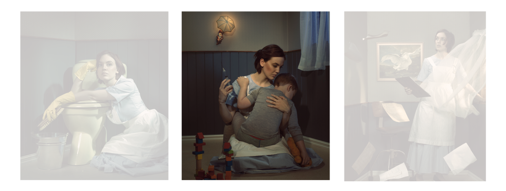 Fra fotoprosjektet «dag/natt Florence» av Bendiksen og de Wangen Bildet viser en sykepleier som sitter på gulvet med en liten gutt på fanget. Han lener seg inntil henne. Hun har en sprøyte i hånda og "gammeldags" sykepleieruniform