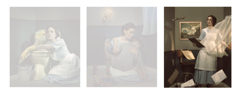 Fra fotoprosjektet «dag/natt Florence» av Bendiksen og de Wangen Bildet viser en sykepleier som står ved et vindu. Vinden blåser inn gardinene, og papirer flagrer rundt i rommet. På veggen henger bildet "Den truede svanen". Sykepleieren har "gammeldags" uniform på.