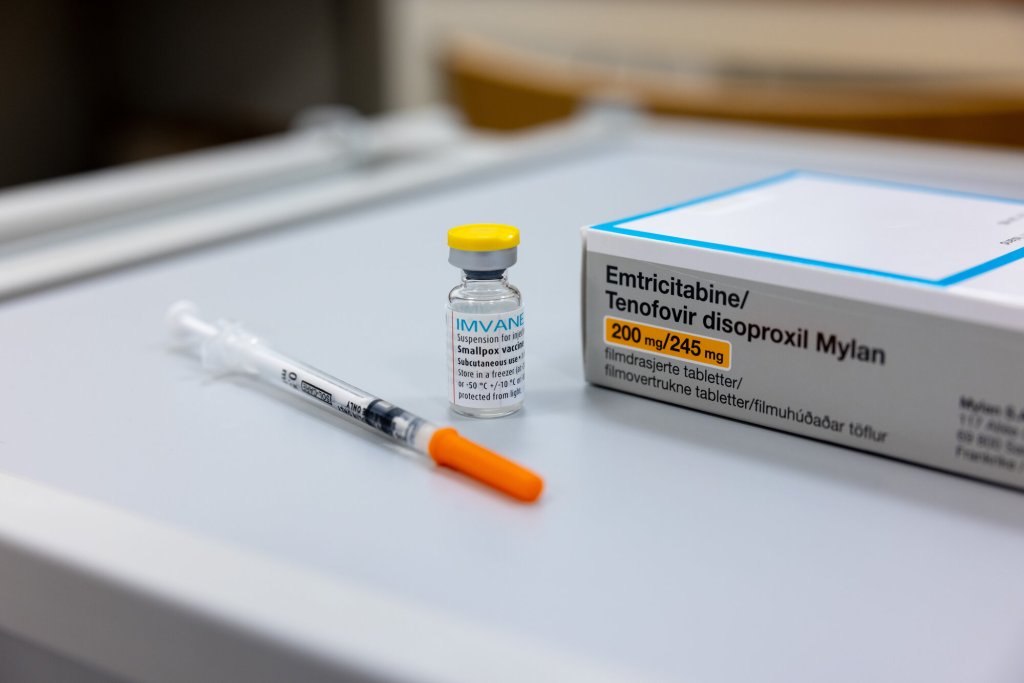 Bildet viser pakning, hetteglass og sprøyte til apekoppevaksine.