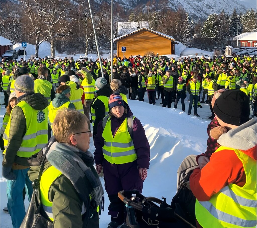 demonstranter utenfor sykehuset i Mosjøen bildet viser demonstranter utenfor sykehuset i Mosjøen
