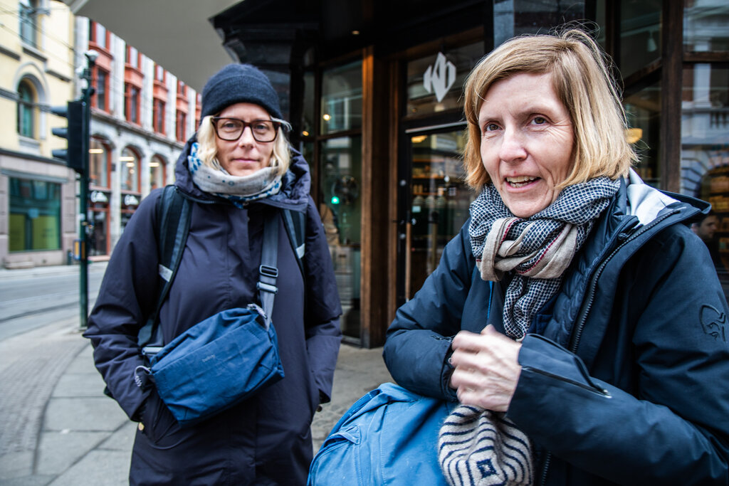 Bildet viser Kristin og Hilde Vollan utenfor kafe i Oslo