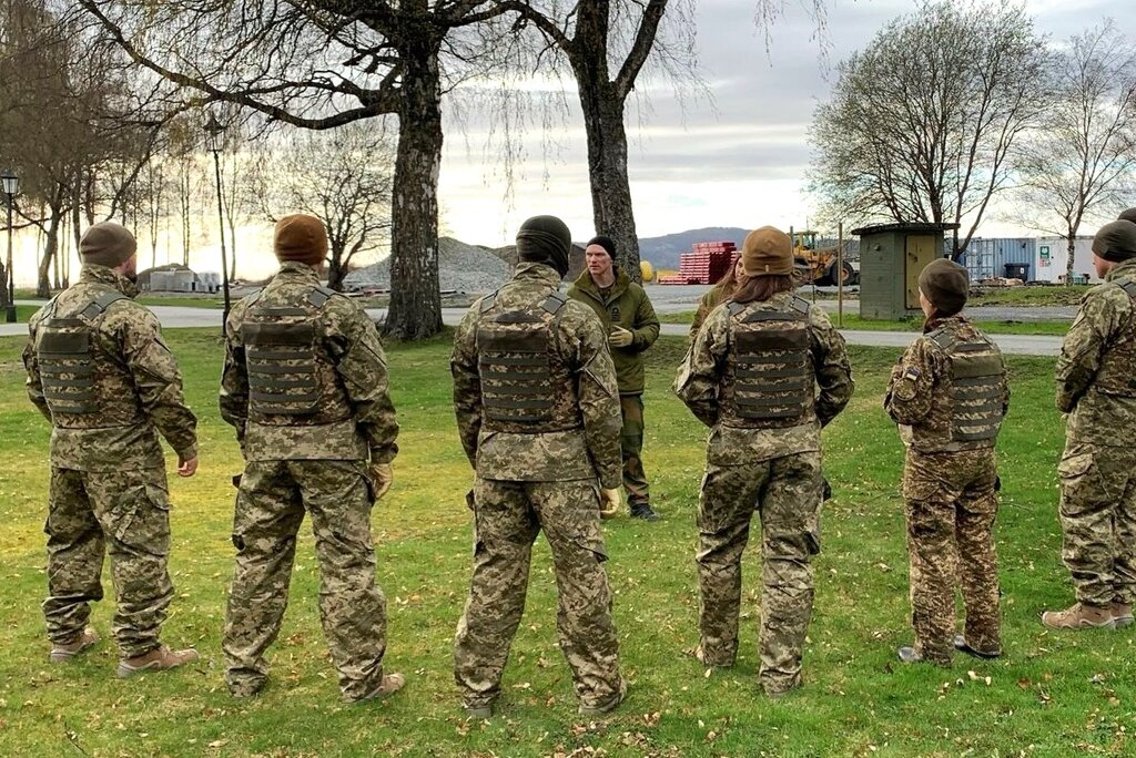 Andreas Nordtvedt med ukrainske militærpsykologer bildet viser Andreas Nordtvedt med ukrainske militærpsykologer