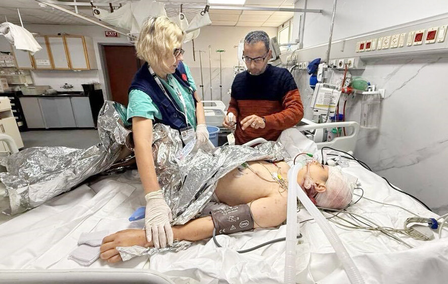 Bildet viser Kristin Vollan og lokal lege med intensivpasient