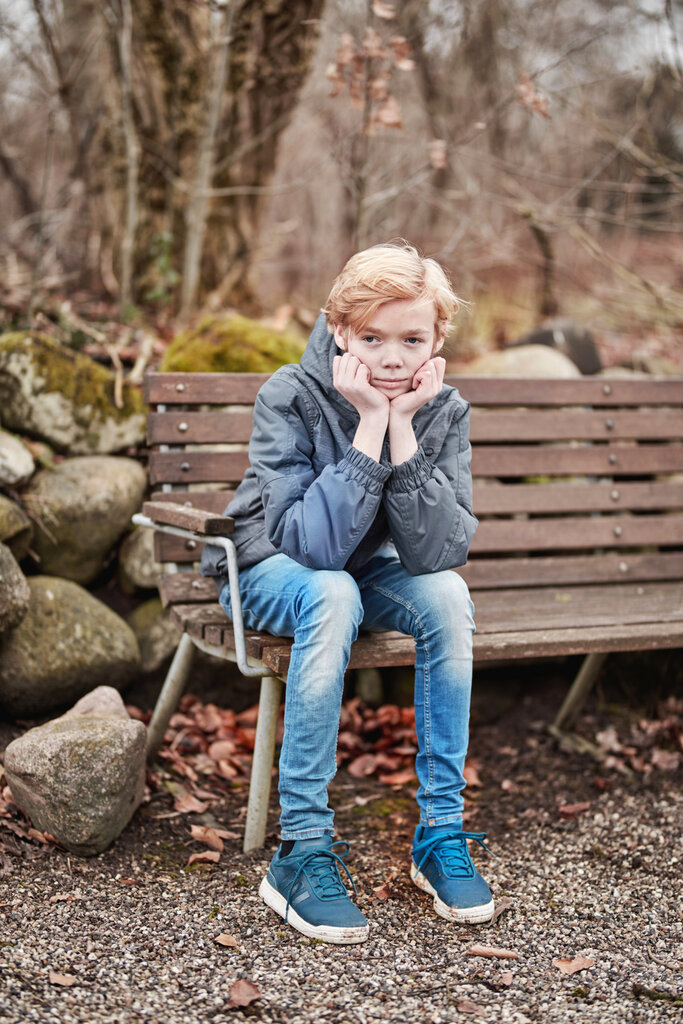 gutt som sitter alene bildet viser en gutt som sitter alene