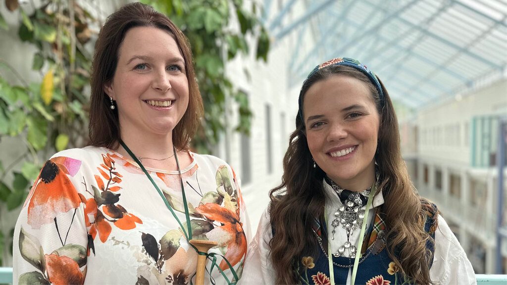 Bildet viser jordmødrene Alise Tamara Bergland og Camilla Molden. Bildet viser jordmødrene Alise Tamara Bergland og Camilla Molden.