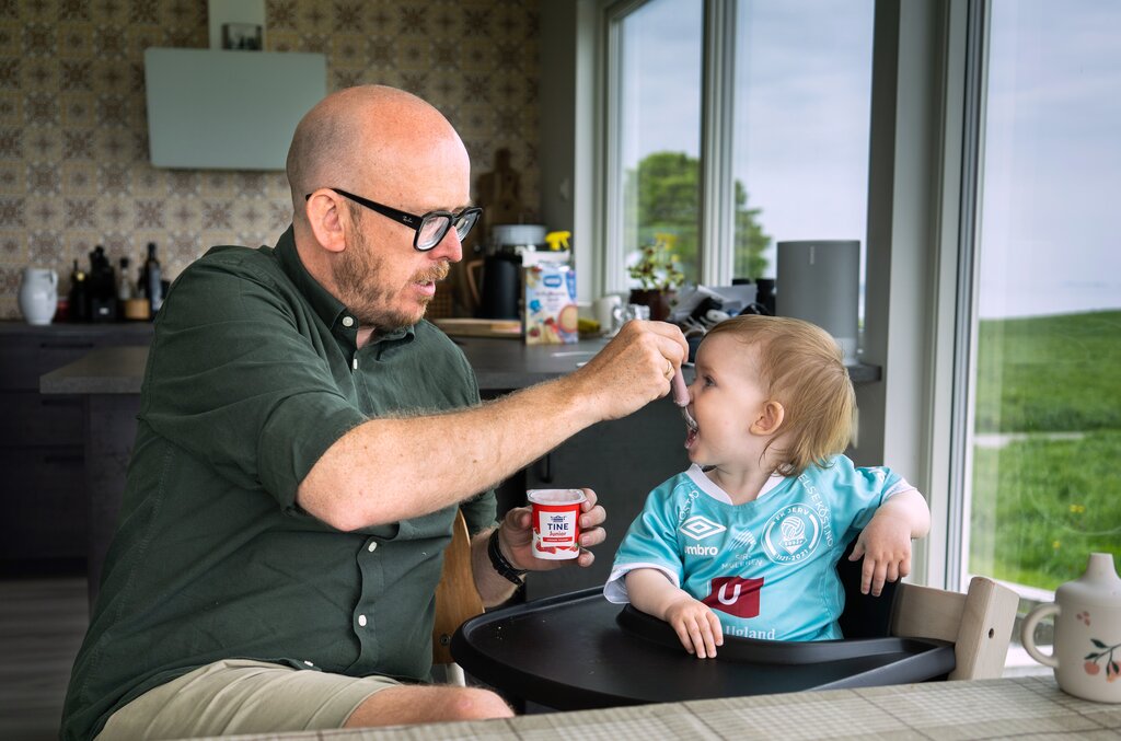 Oddvar Vignes mater sønnen sin bildet viser Oddvar Vignes som mater sønnen sin