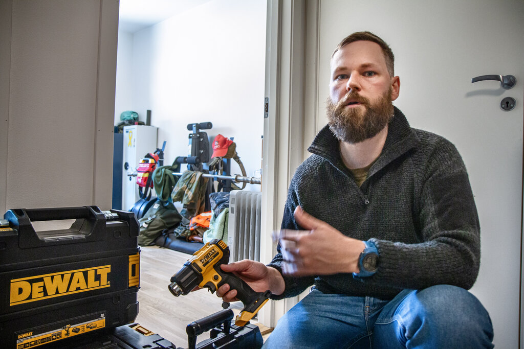 Bildet viser Max-Hendrik Wathne Gelink med varmsluftpistol