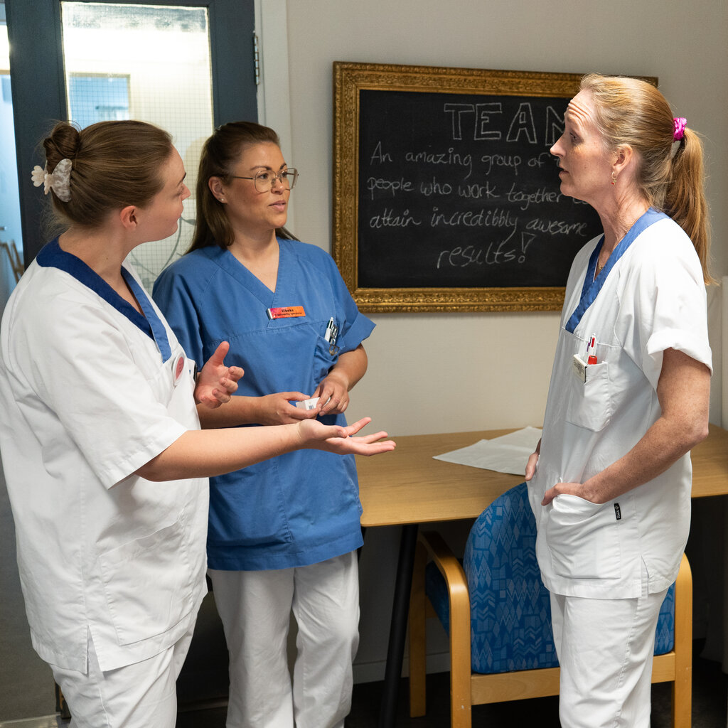 Tre sykepleiere ved Aurskog sykehjem Bildet viser tre sykepleiere veder Aurskog sykehjem