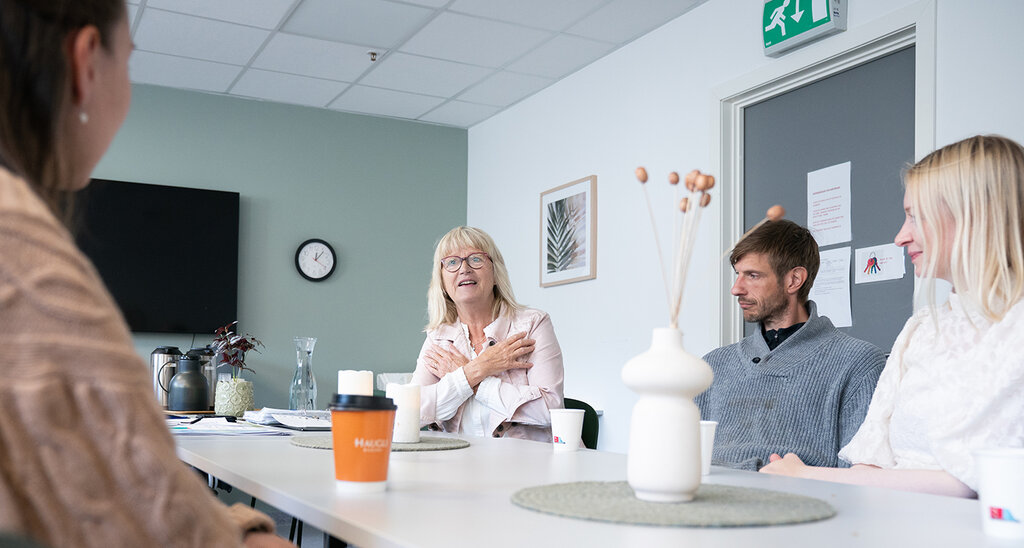 Bilde viser helsesykepleier Berit Ninni Fjeldheim med foreldre på kurs