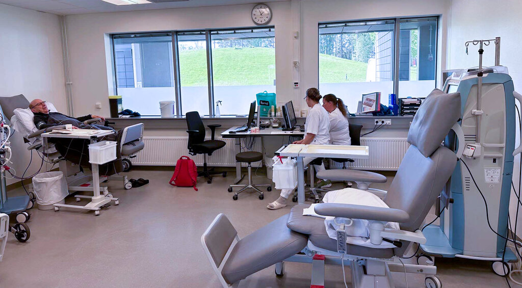 Bilde viser rommet Startblokka holder til, med pasient og sykepleiere 